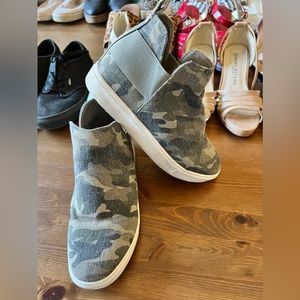 Camo Soda booties sz 6.5